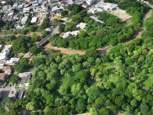 Área verde y río dentro del Parque Mamey de Portoviejo