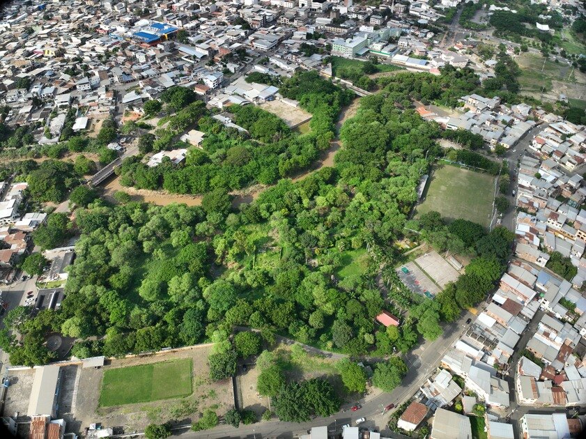 Vista aérea del Parque Mamey y su entorno urbano en Portoviejo